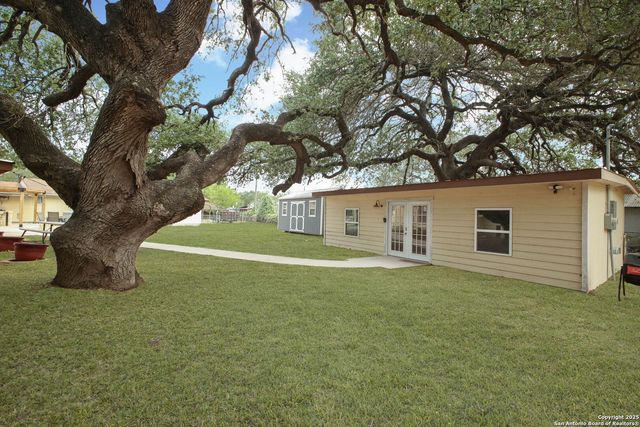 102 Southgate, Pleasanton, TX 78064