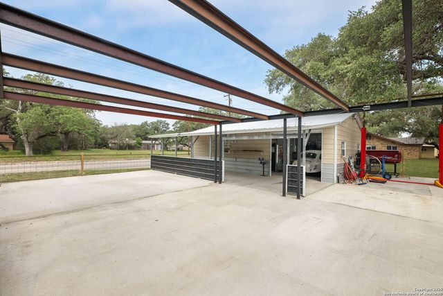 102 Southgate, Pleasanton, TX 78064