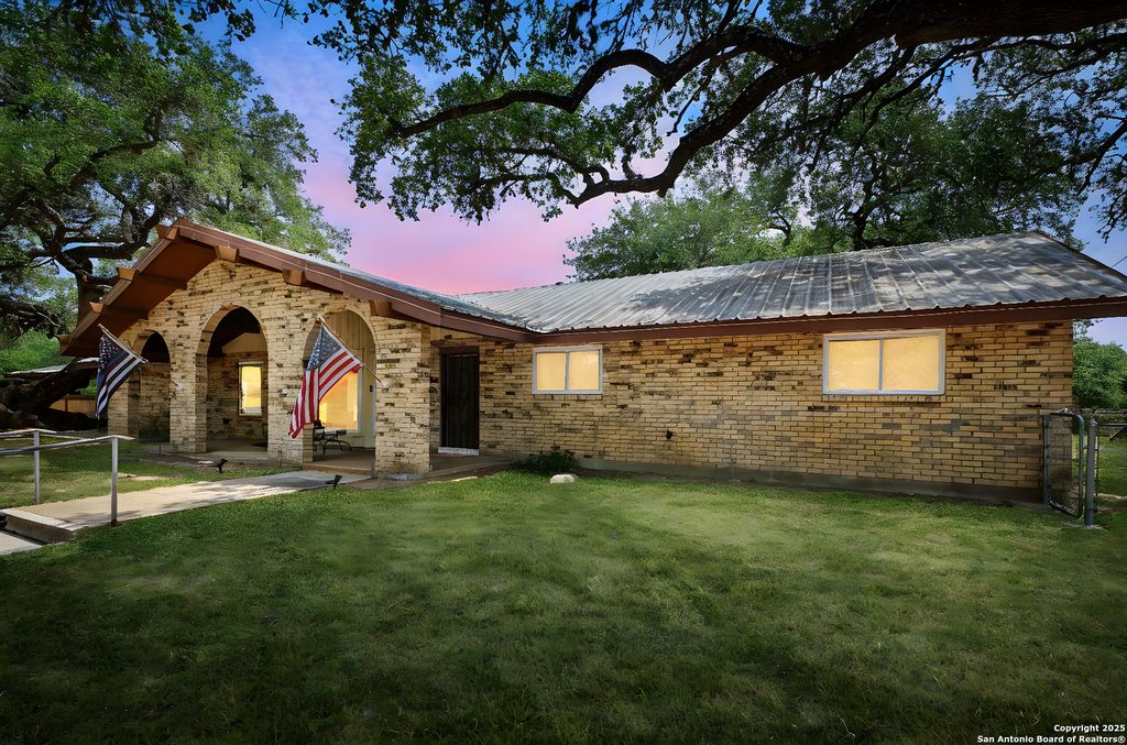 102 Southgate, Pleasanton, TX 78064