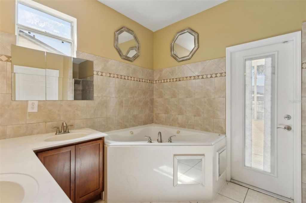 Image 11 of property listing at 10524 RAMBLEWOOD ROAD, Orlando, FL 32837