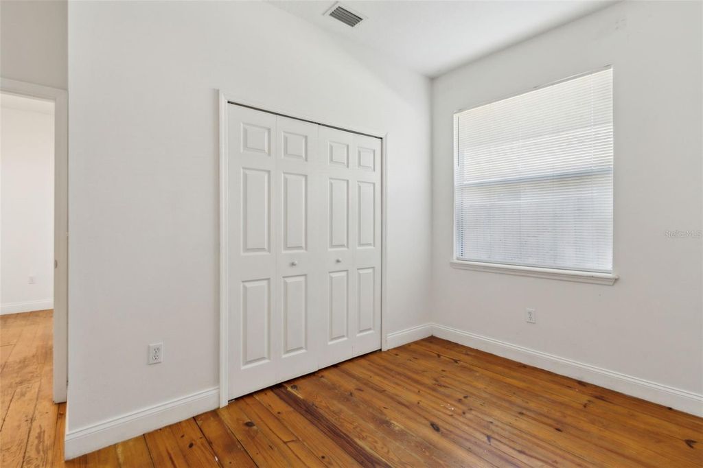 Image 15 of property listing at 10524 RAMBLEWOOD ROAD, Orlando, FL 32837