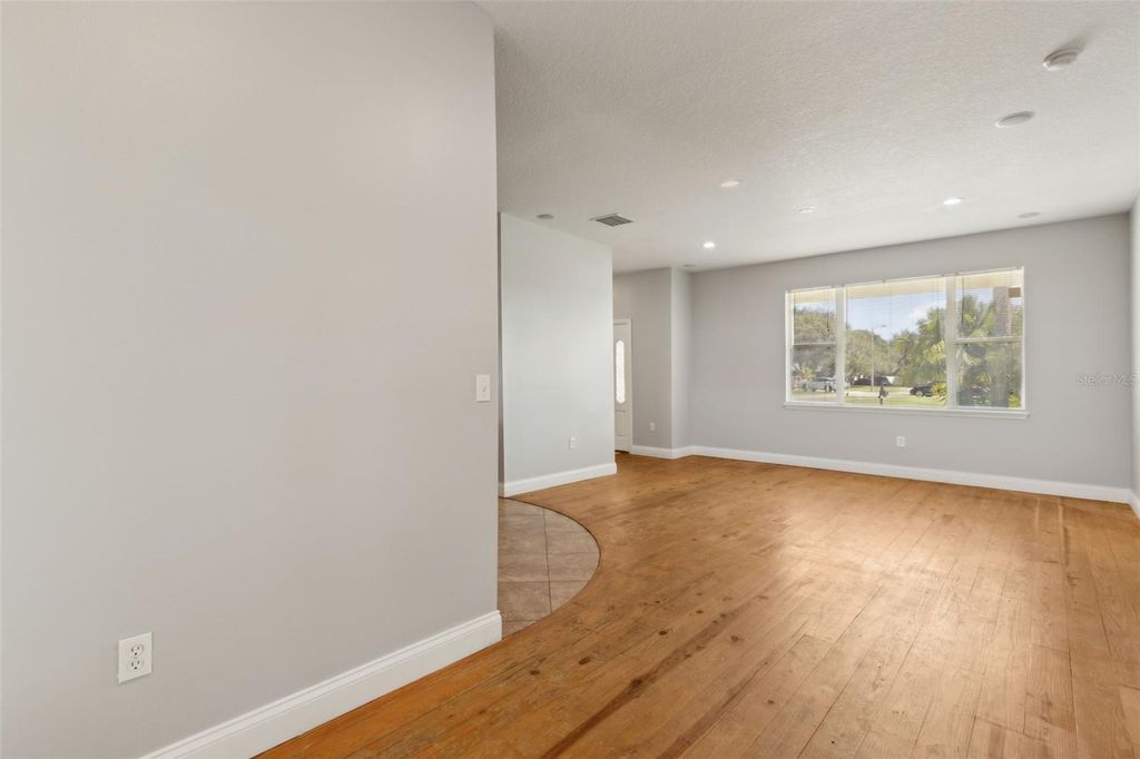 Image 4 of property listing at 10524 RAMBLEWOOD ROAD, Orlando, FL 32837