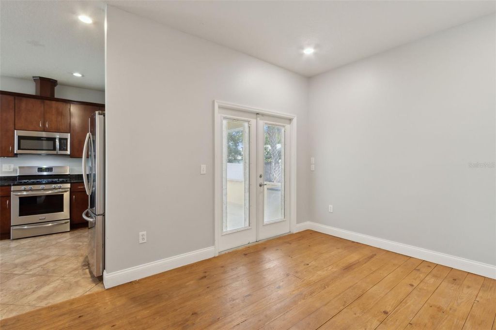 Image 8 of property listing at 10524 RAMBLEWOOD ROAD, Orlando, FL 32837