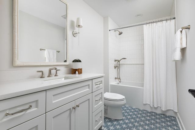 707 Thornwood Drive, Naperville, IL 60540