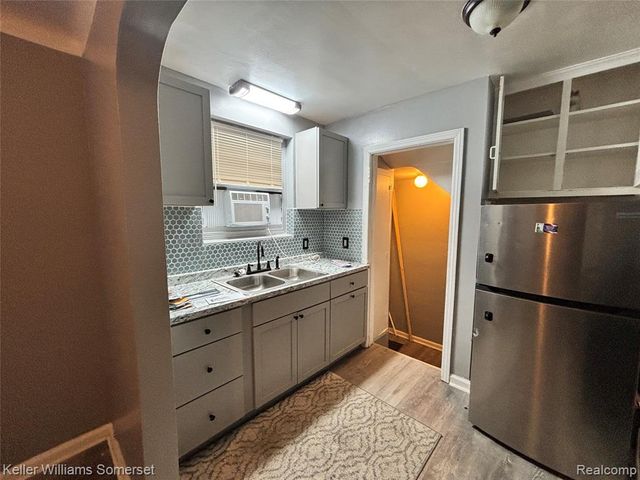 10595 Somerset Avenue, Detroit, MI 48224