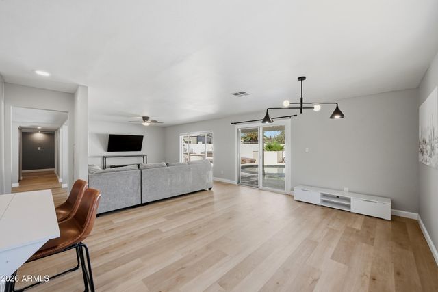3040 E DAHLIA Drive, Phoenix, AZ 85032