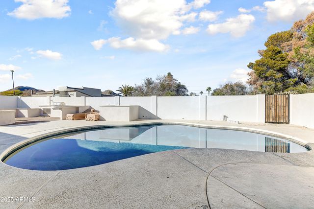 3040 E DAHLIA Drive, Phoenix, AZ 85032