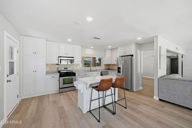 3040 E DAHLIA Drive, Phoenix, AZ 85032