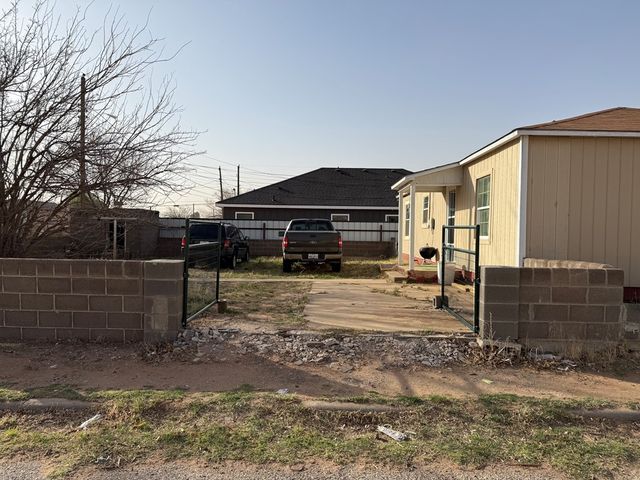 904 NE 1st Pl, Andrews, TX 79714