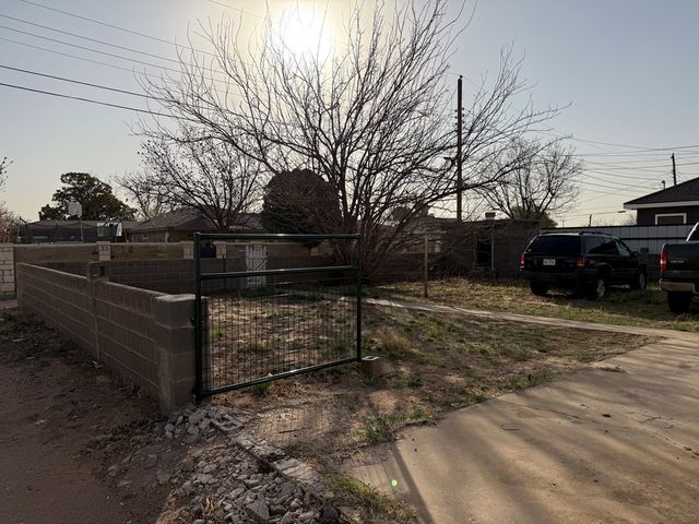 904 NE 1st Pl, Andrews, TX 79714