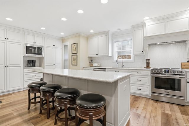 6888 Cottage Lane, Newburgh, IN 47630