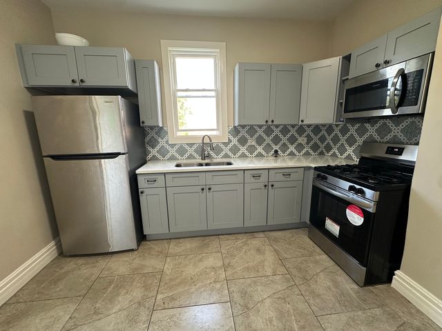 1522 E 71st Place 2, Chicago, IL 60619
