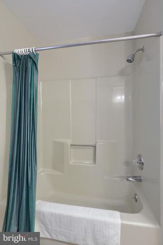413 W CEDAR ST, New Holland, PA 17557