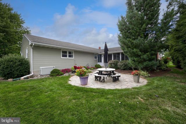 413 W CEDAR ST, New Holland, PA 17557