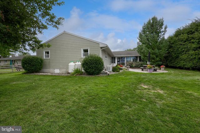 413 W CEDAR ST, New Holland, PA 17557