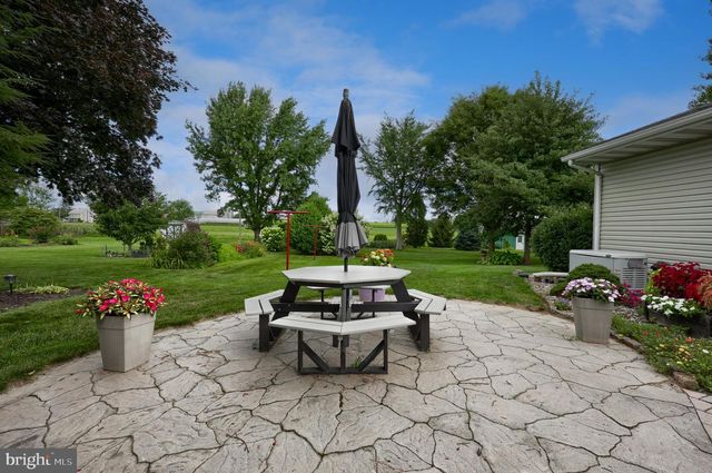 413 W CEDAR ST, New Holland, PA 17557