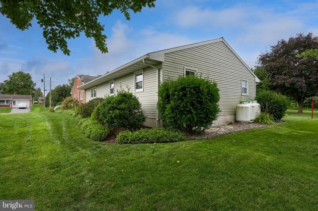 413 W CEDAR ST, New Holland, PA 17557