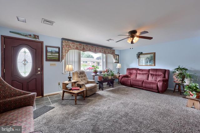 413 W CEDAR ST, New Holland, PA 17557
