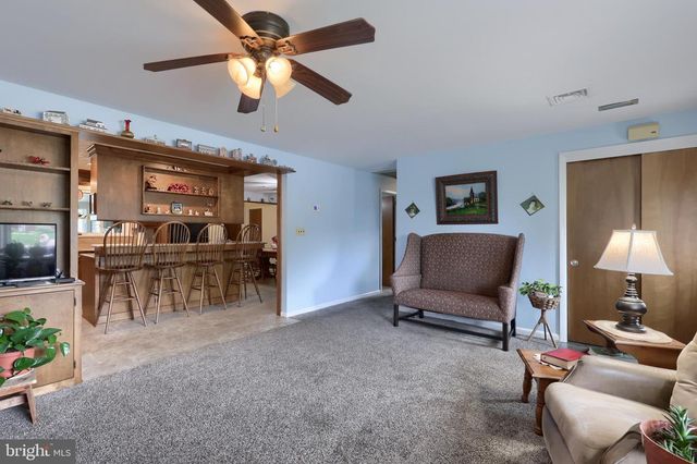 413 W CEDAR ST, New Holland, PA 17557