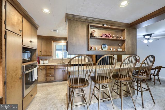 413 W CEDAR ST, New Holland, PA 17557