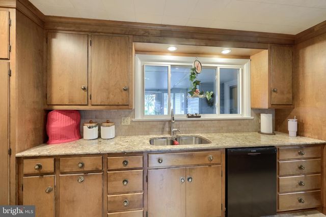 413 W CEDAR ST, New Holland, PA 17557