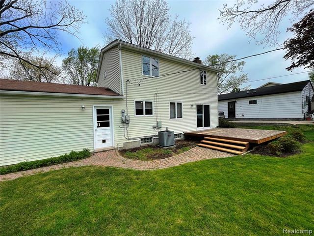 2145 Lakeshire Drive, West Bloomfield, MI 48323