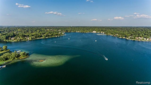 2145 Lakeshire Drive, West Bloomfield, MI 48323