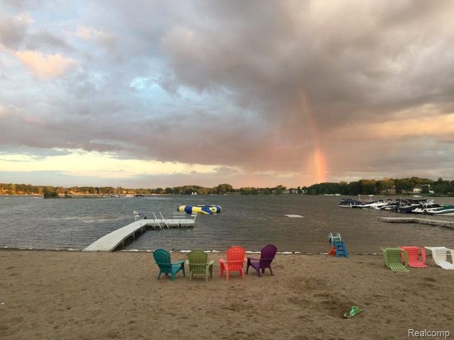 2145 Lakeshire Drive, West Bloomfield, MI 48323