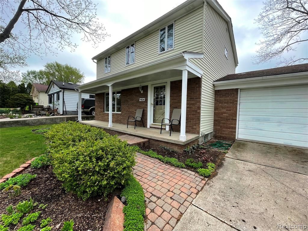 2145 Lakeshire Drive, West Bloomfield, MI 48323