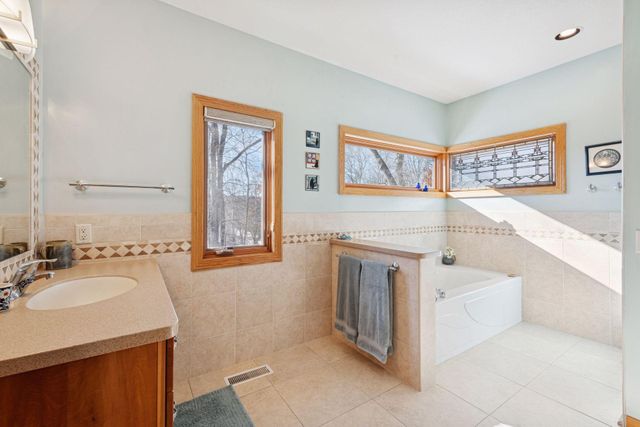 6952 Oakmere Lane NW, Rochester, MN 55901