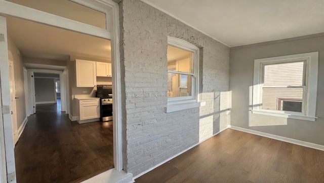 5449 W Melrose Street, Chicago, IL 60641