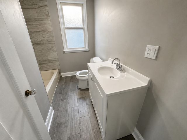 5449 W Melrose Street, Chicago, IL 60641