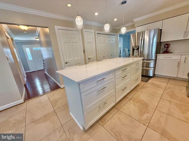 6160 LUCAS POND CT, Burke, VA 22015