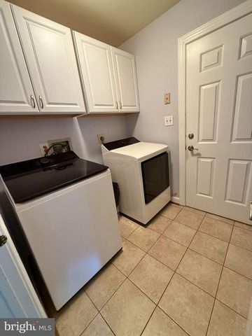 6160 LUCAS POND CT, Burke, VA 22015