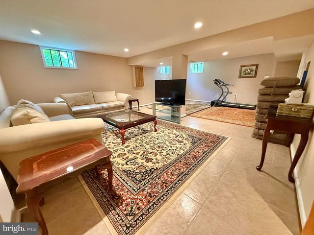6160 LUCAS POND CT, Burke, VA 22015