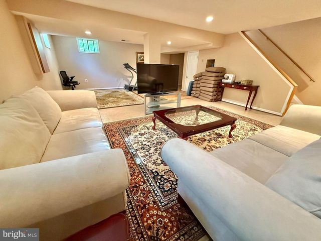 6160 LUCAS POND CT, Burke, VA 22015