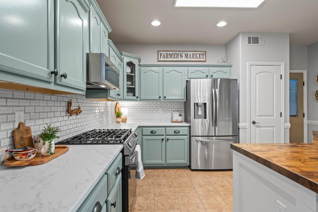 385 GARDEN SPRINGS DR, Oakland, TN 38060