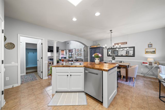 385 GARDEN SPRINGS DR, Oakland, TN 38060