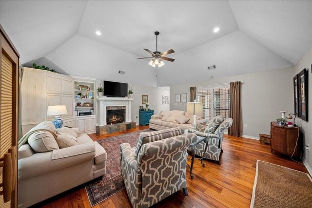 24 Cove Ln., Hattiesburg, MS 39402