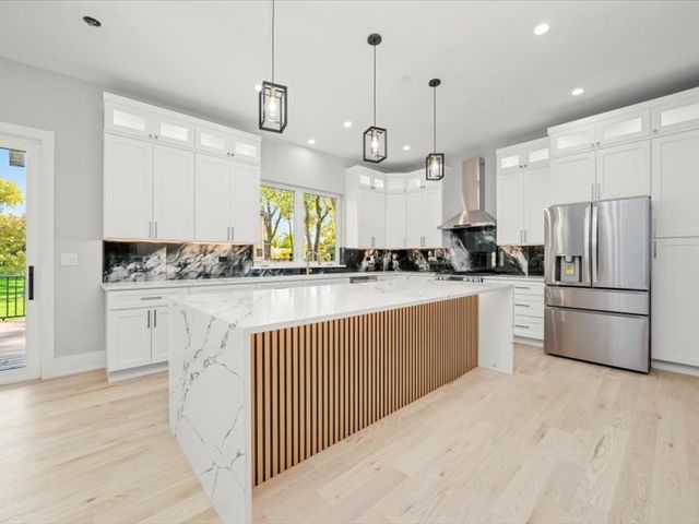 7137 S 87th Avenue S, Justice, IL 60458