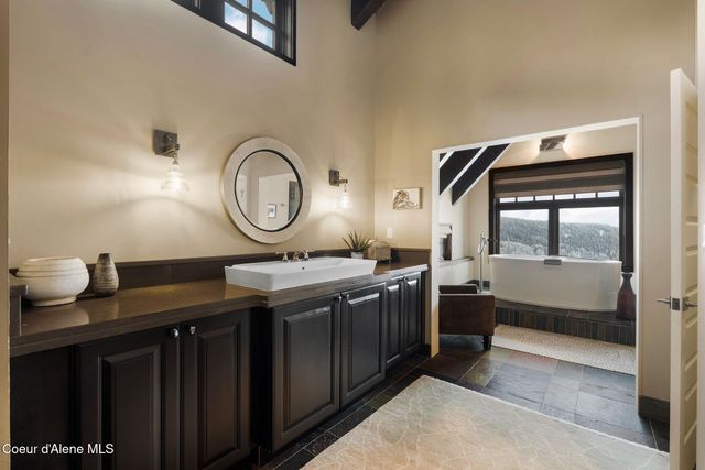 99 Village Ln, Sandpoint, ID 83864