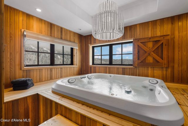 99 Village Ln, Sandpoint, ID 83864