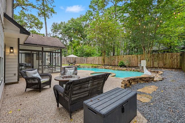 39 W Trace Creek Drive, The Woodlands, TX 77381