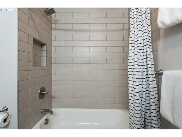 14305 Se YAMHILL St, Portland, OR 97233
