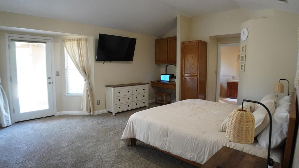 Image 13 of property listing at 12281 Fernwood Drive, Madera, CA 93636
