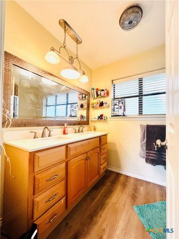 1904 N Hoover Avenue, Cameron, TX 76520