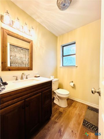 1904 N Hoover Avenue, Cameron, TX 76520