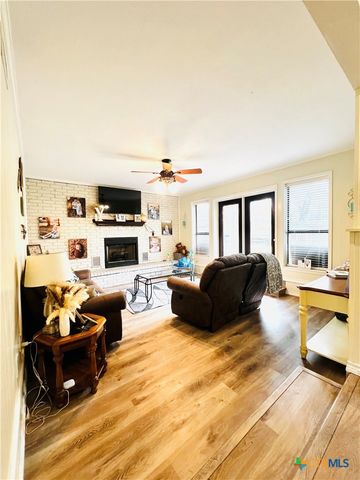 1904 N Hoover Avenue, Cameron, TX 76520