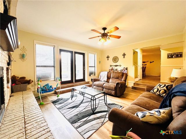 1904 N Hoover Avenue, Cameron, TX 76520