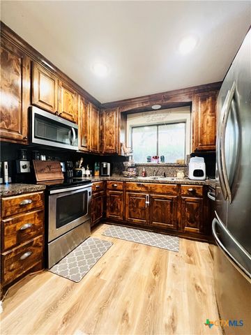 1904 N Hoover Avenue, Cameron, TX 76520